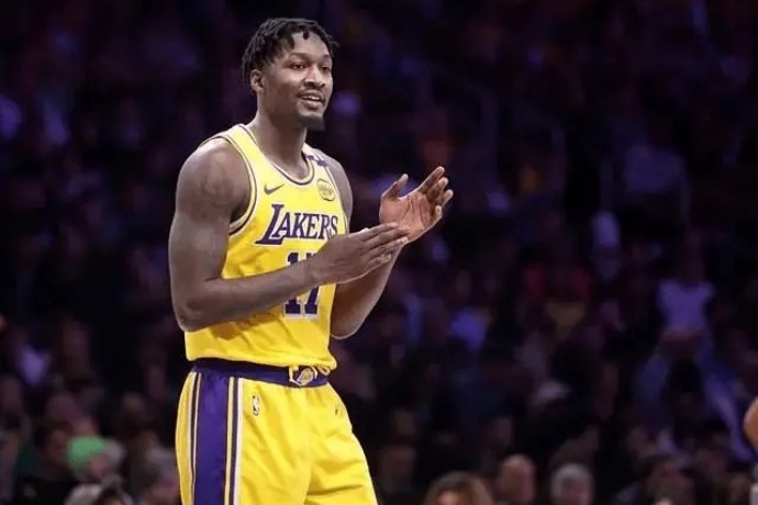 芬尼-史密斯4年5300万美元加盟火箭,球队锋线实力大增 芬尼-史密斯4年5300万美元加盟火箭,球队锋线实力大增